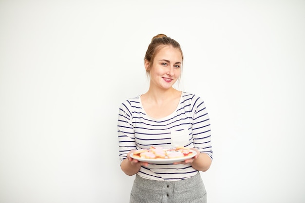 Uśmiechnięta osoba z talerzem